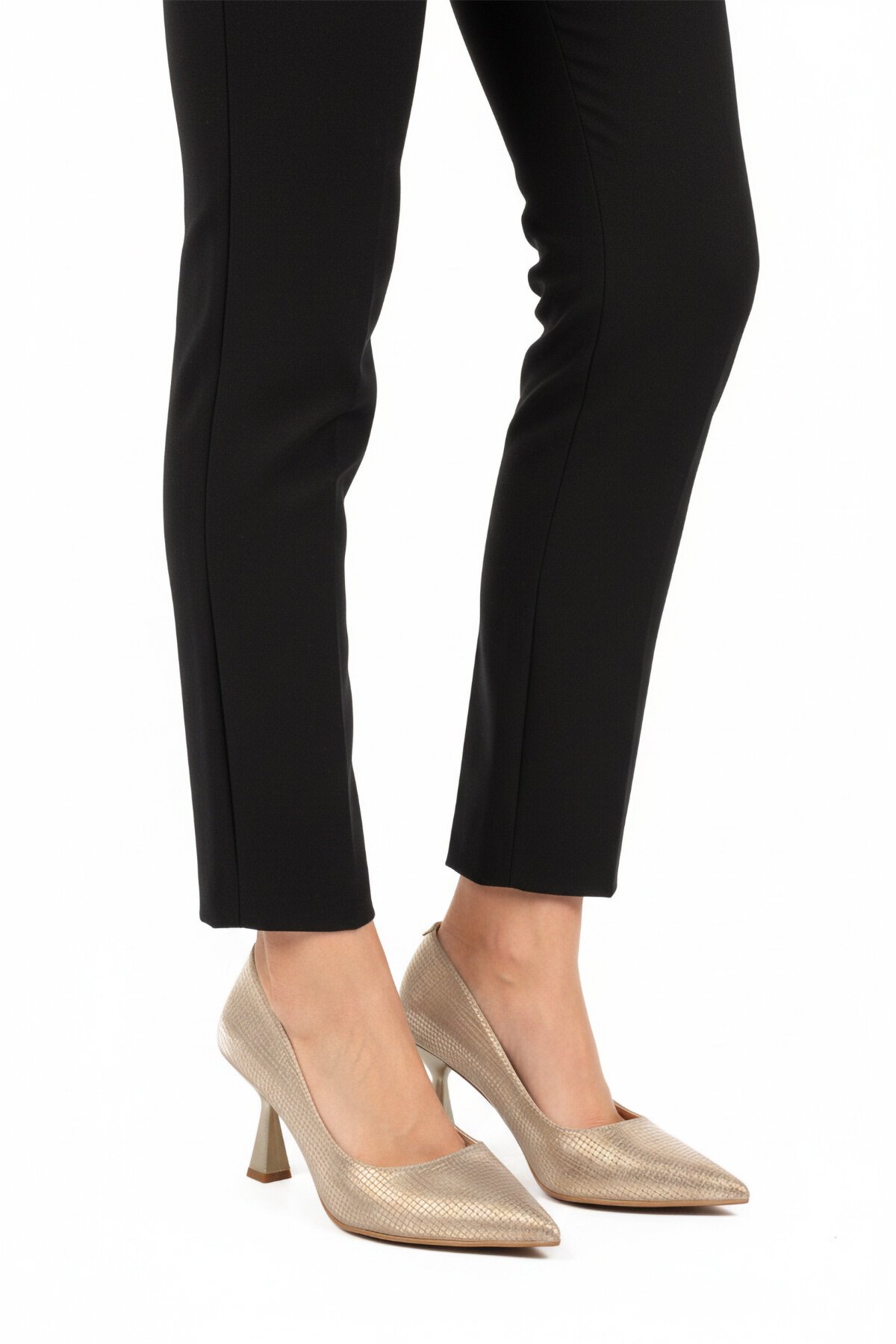 Altın Hafif İnce Topuklu Kadın Topuklu Ayakkabı 665140 Z