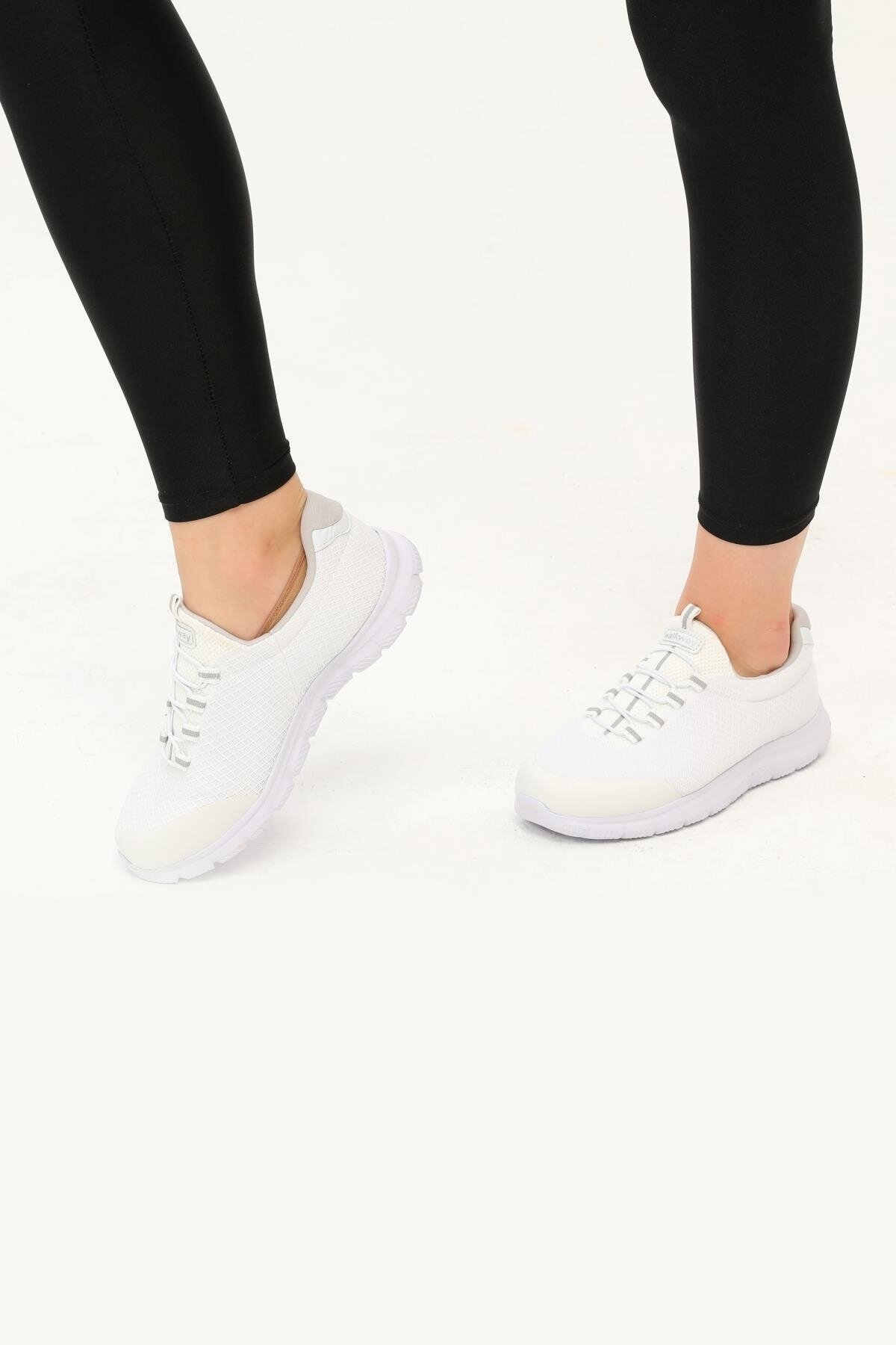 Beyaz-Gümüş Cırtlı Hafif Esnek Kadın Spor Ayakkabı