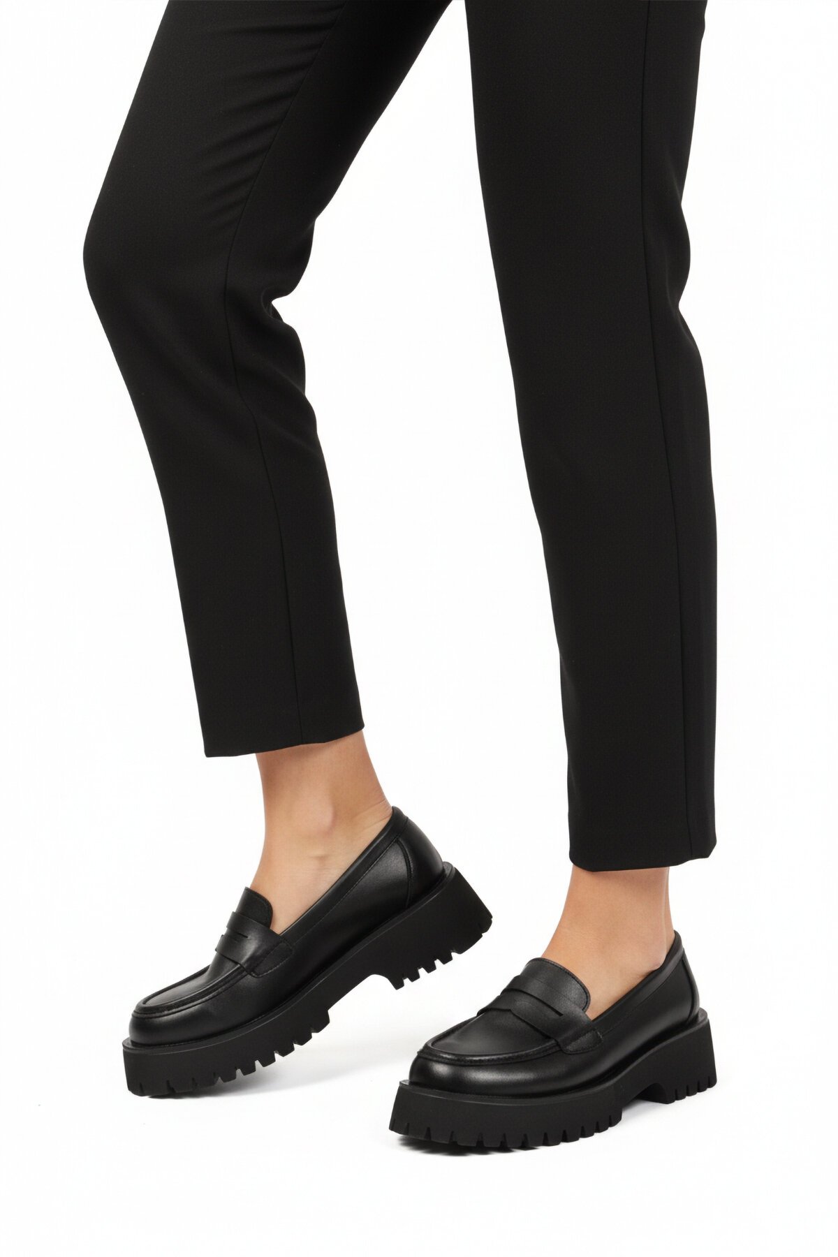 Siyah Cilt Kalın Topuklu Kadın Günlük Ayakkabı 572453 Z