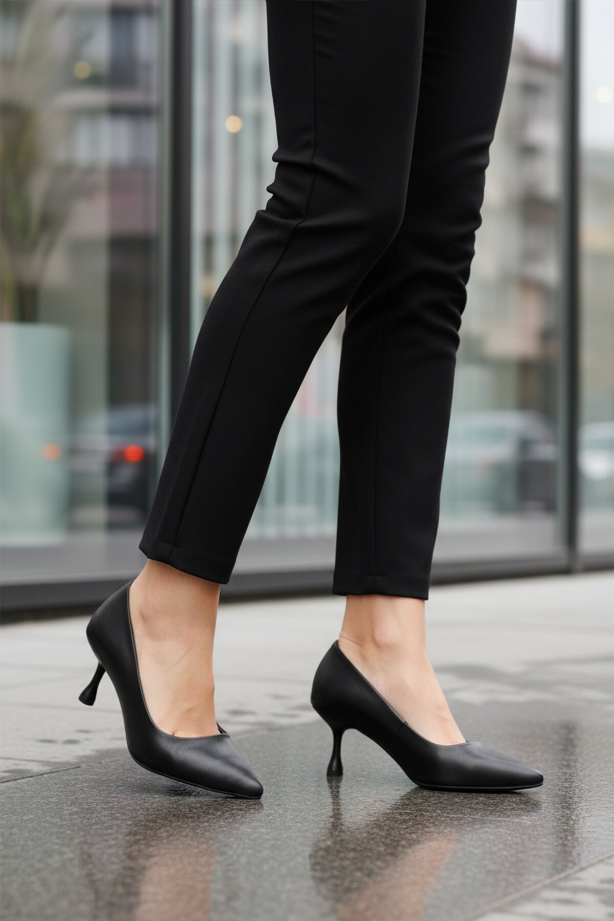 Siyah Cilt Hafif Kadın Topuklu Ayakkabı 695033 Z