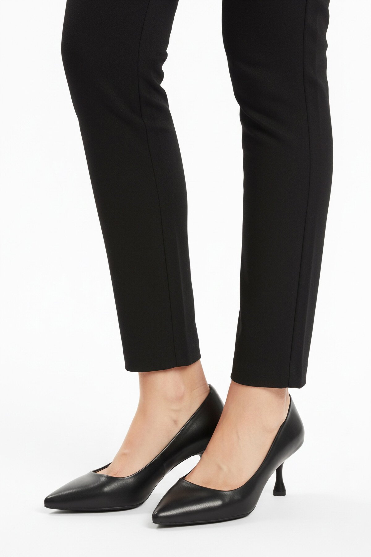Siyah Cilt Hafif Kadın Topuklu Ayakkabı 695033 Z