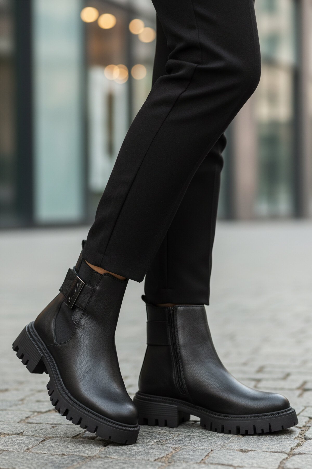 Siyah Hakiki Deri Kaymaz Taban Fermuarlı Kadın Bot Premium 23783-1 Z