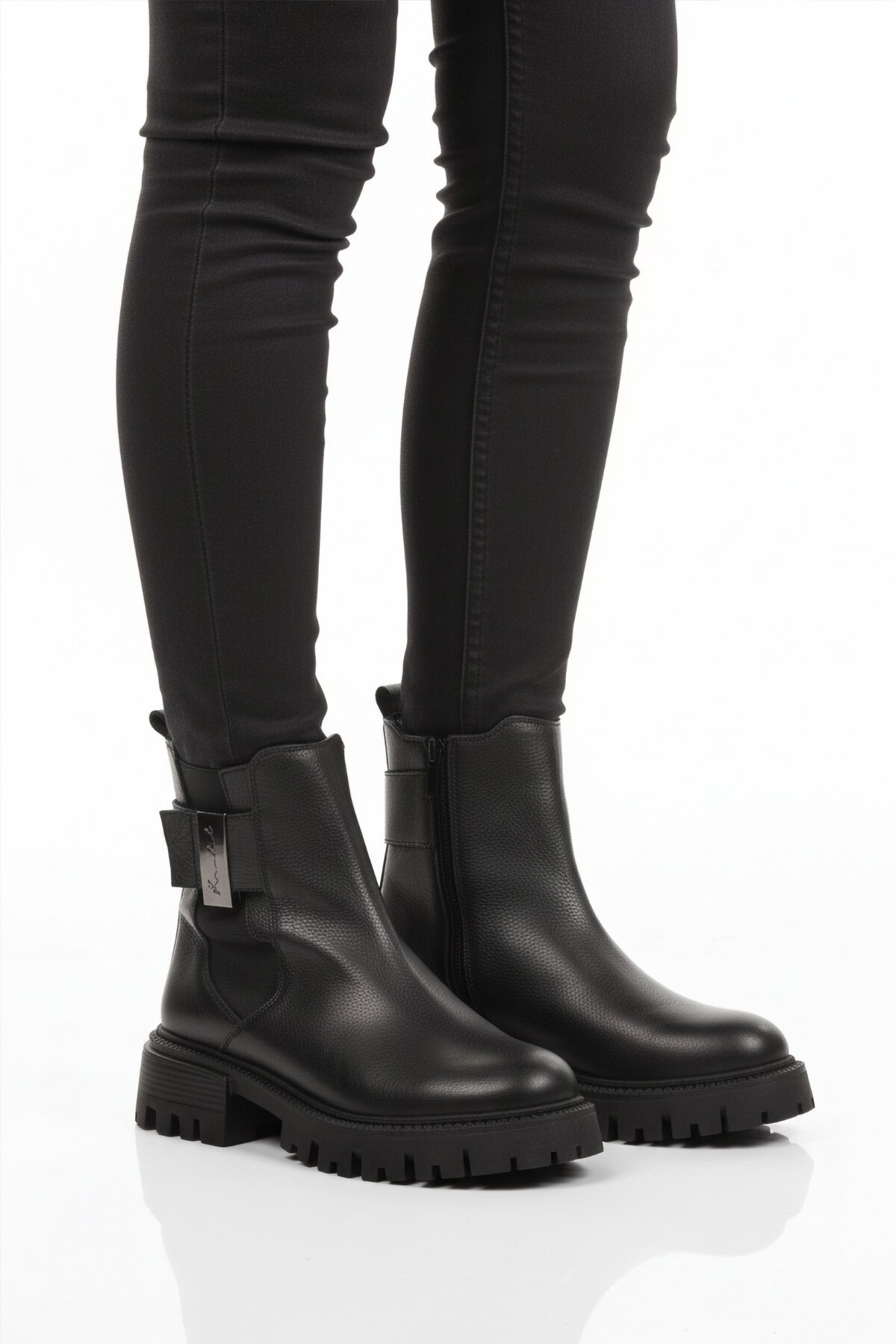 Siyah Hakiki Deri Kaymaz Taban Fermuarlı Kadın Bot Premium 23783-1 Z