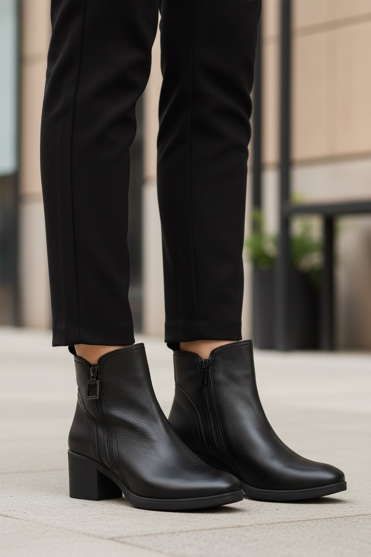 Siyah Hakiki Deri Fermuarlı Kadın Bot Premium 92163-1 Z