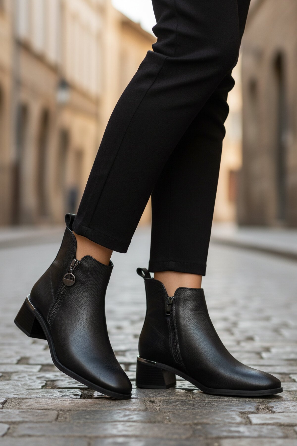 Siyah Hakiki Deri Fermuarlı Hafif Kadın Bot Premium 9780-1 Z