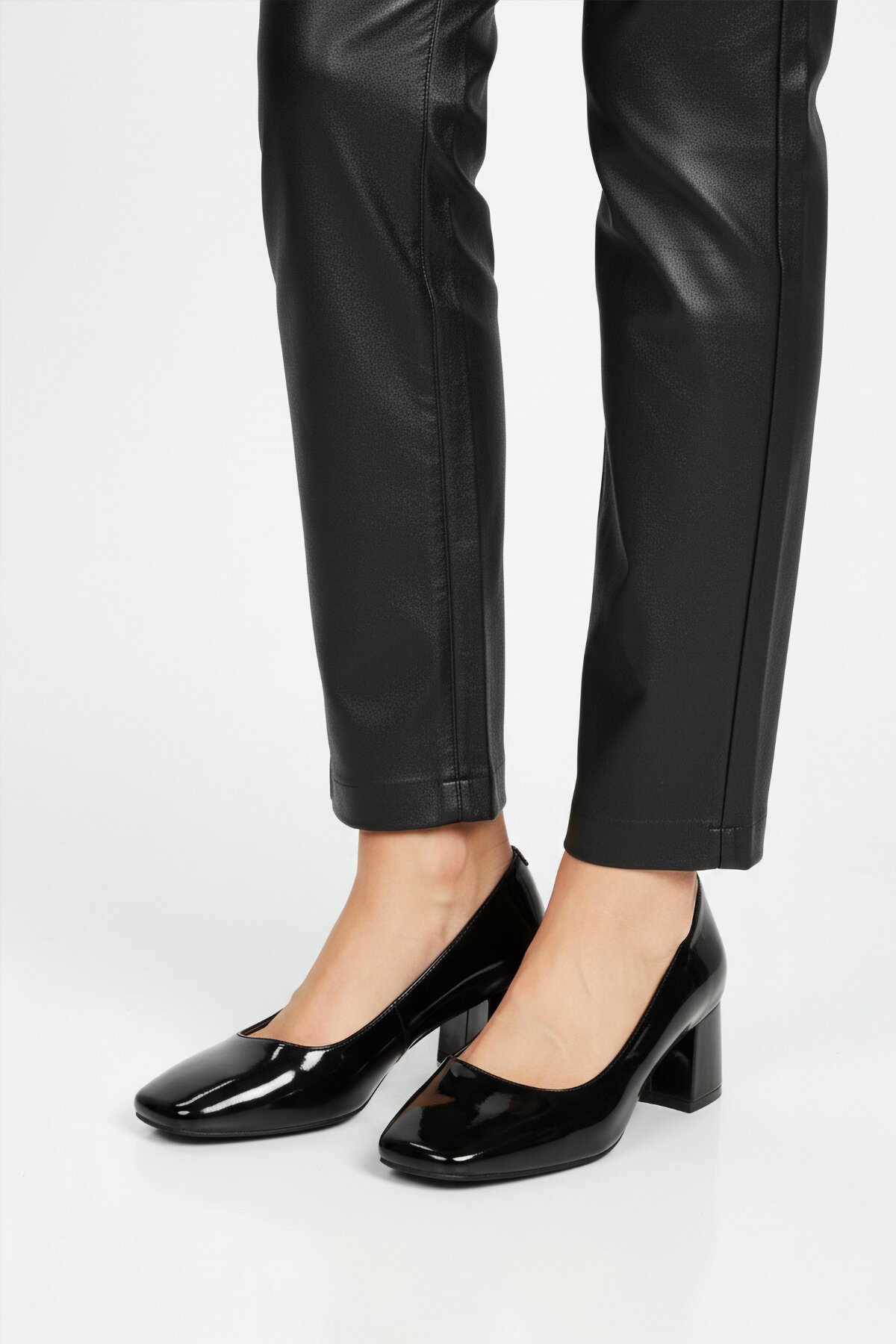 Siyah Rugan Kadın Topuklu Ayakkabı 695042 Z