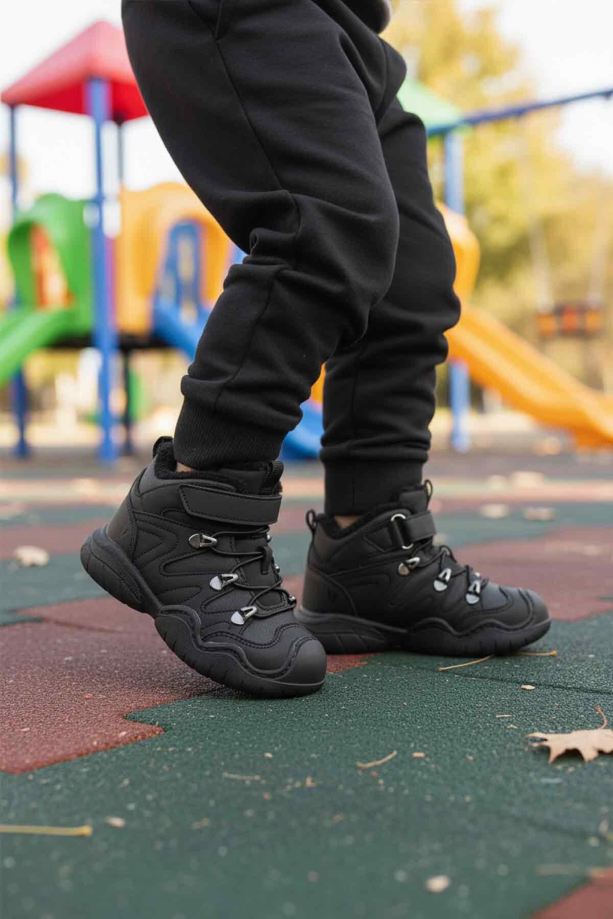 Siyah Çocuk Bot 2090 P