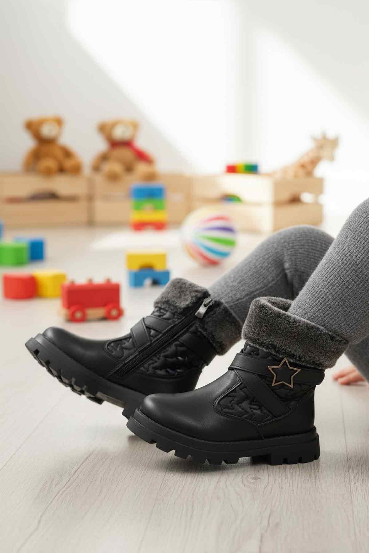 Siyah Çocuk Bot Evla P