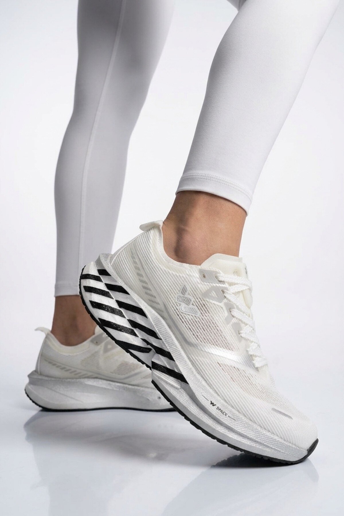 Beyaz-Gümüş ileli Hafif Hafızalı Rahat Tabanlı Unisex Koşu Yürüyüş ve Spor Ayakkabı Space G