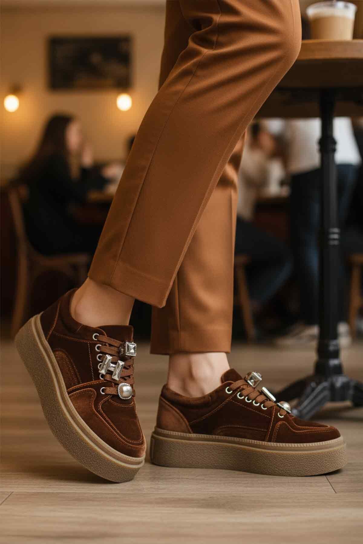 Kahve Nubuk Bağcıklı Kalın Tabanlı Taş Detaylı Kadın Casual Sneaker Ayakkabı 25K475