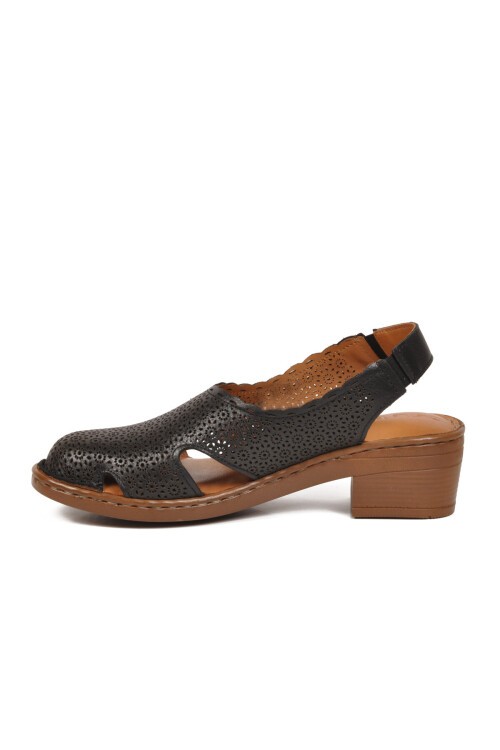 Siyah Lazer Kesim Çiçek Desenli Kalın Topuk Kadın Slingback Sandalet 45224
