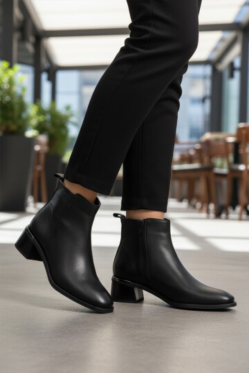 Siyah Hakiki Deri Fermuarlı Hafif Kadın Bot 9786-1 Z
