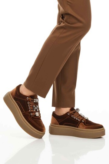 Kahve Nubuk Bağcıklı Kalın Tabanlı Taş Detaylı Kadın Casual Sneaker Ayakkabı 25K475